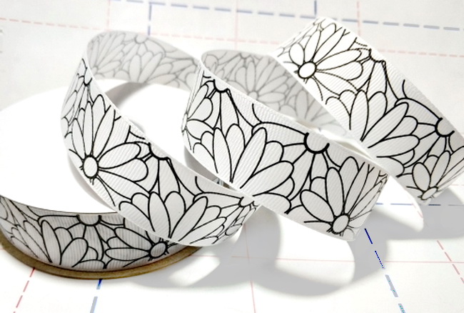 008 25мм Репсовая лента с рисунком 23м (+-1м) Гербера Белый/черный