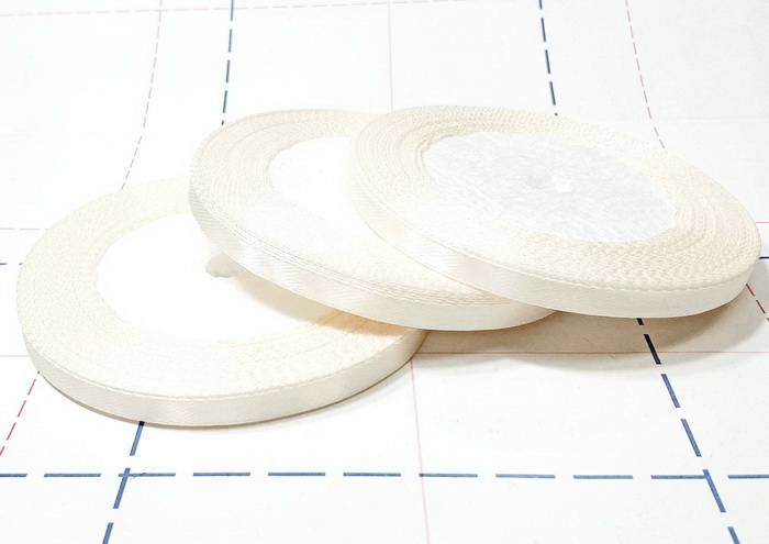 009 Лента атласная 6 мм 23м (+-1м) оттенок молочного