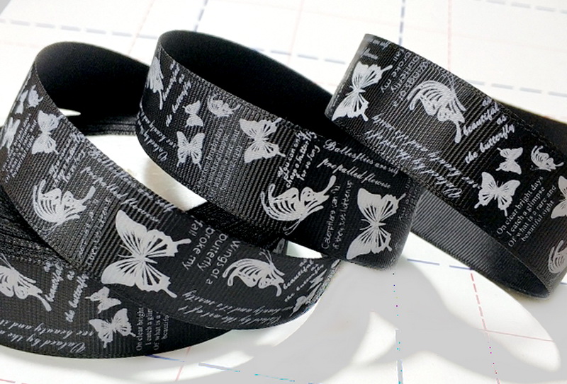 079 25мм Репсовая лента с рисунком 23м (+-1м) Бабочки-надписи Черный/белый