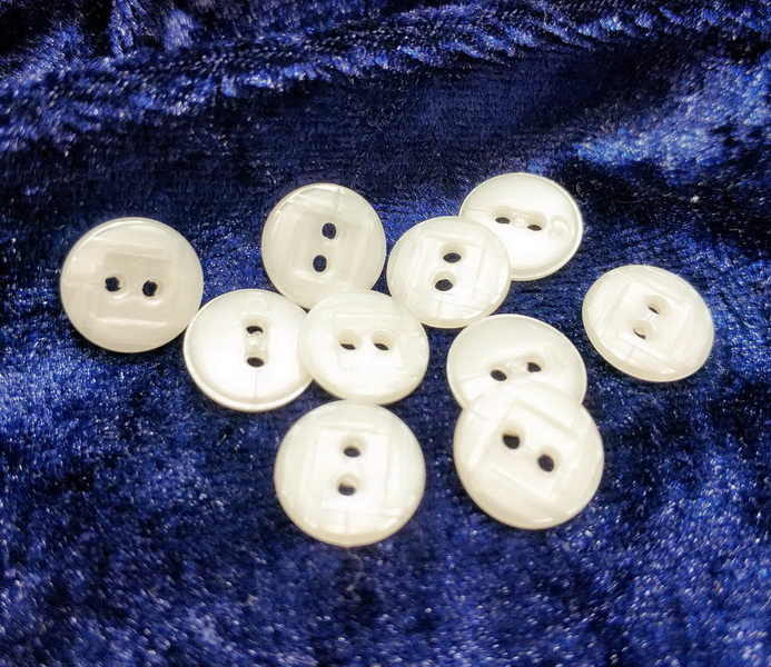11/2 Пуговицы Квадрат 10шт/уп Жемчужный молочный