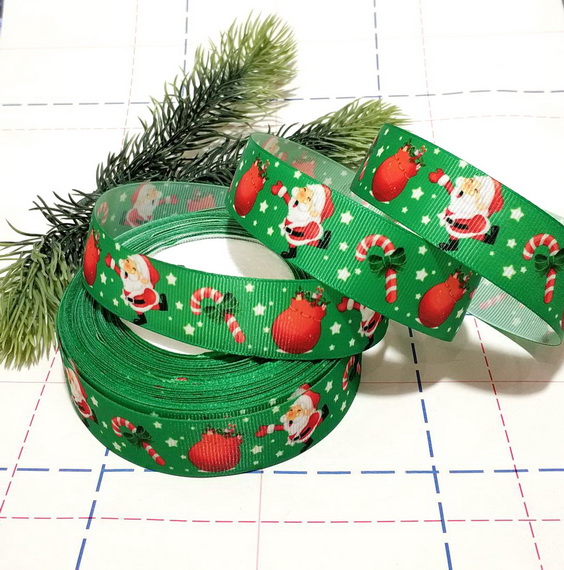 110 25мм Репсовая лента с рисунком 23м/боб (+-1м) Санта с подарками Зеленый