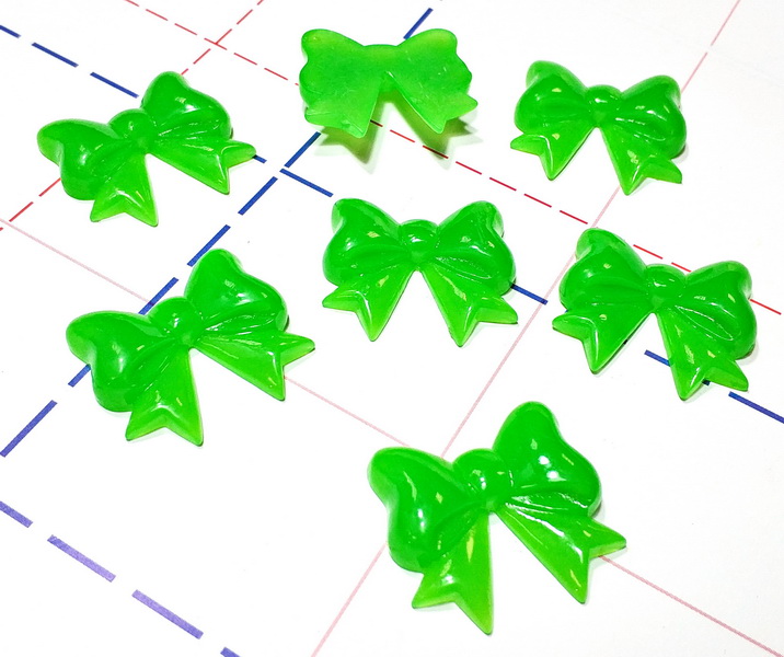 011 Кабошон Бантик 26*30 мм зеленый