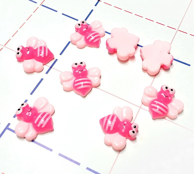 161 Кабошон Пчелка 20*16 мм светло-розовый