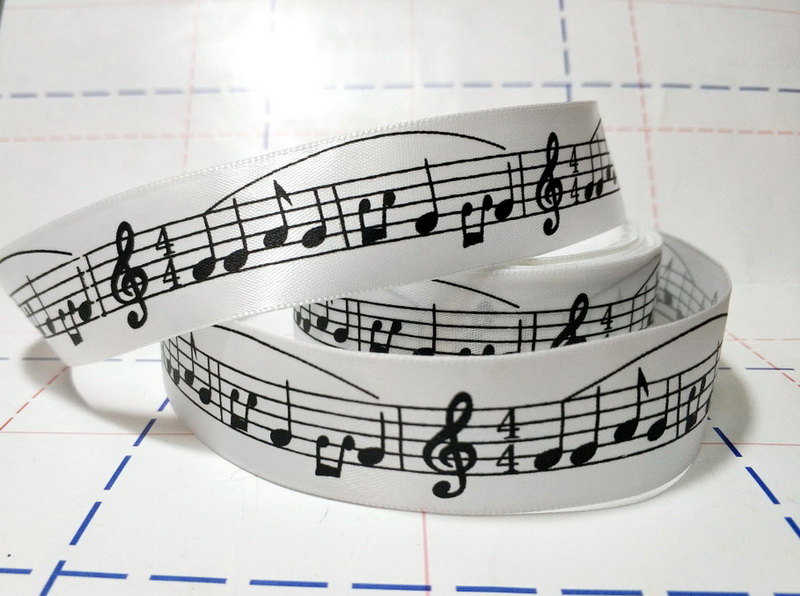 179 Лента атласная 25мм с рисунком 23м/боб (+-1м) Ноты белый/черный