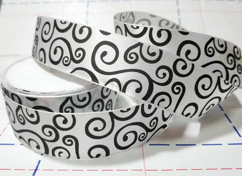 181 Лента атласная 25мм с рисунком 23м/боб (+-1м) Витушки белый/черный
