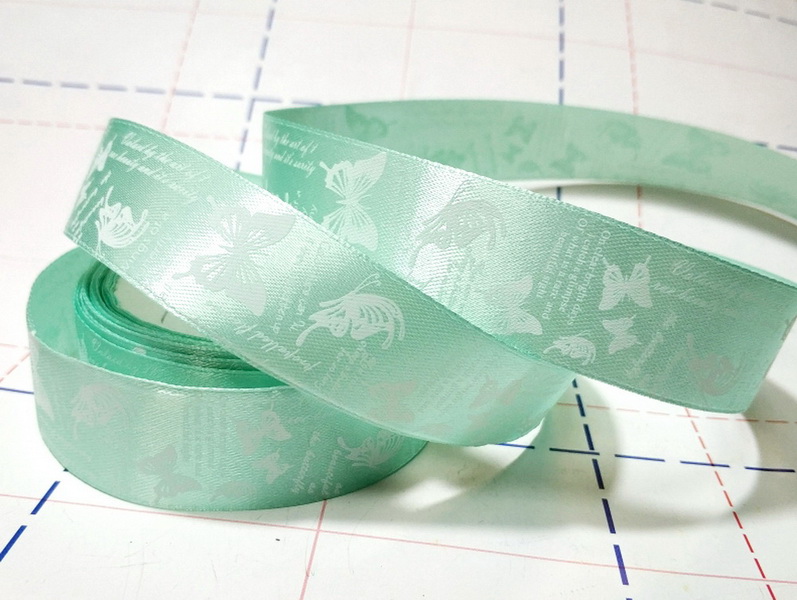 184 Лента атласная 25мм с рисунком 23м/боб (+-1м) Бабочки-надписи светло-мятный/белый