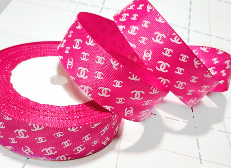 191 25мм Репсовая лента с рисунком 18,3м (+-1м) Шанель Ярко-розовый/белый 