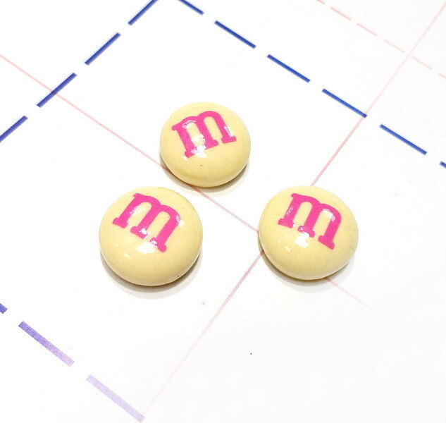 191 Кабошон М&М 15 мм светло-желтый