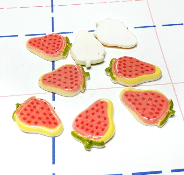 209 Кабошон Клубника 20 мм персиковый