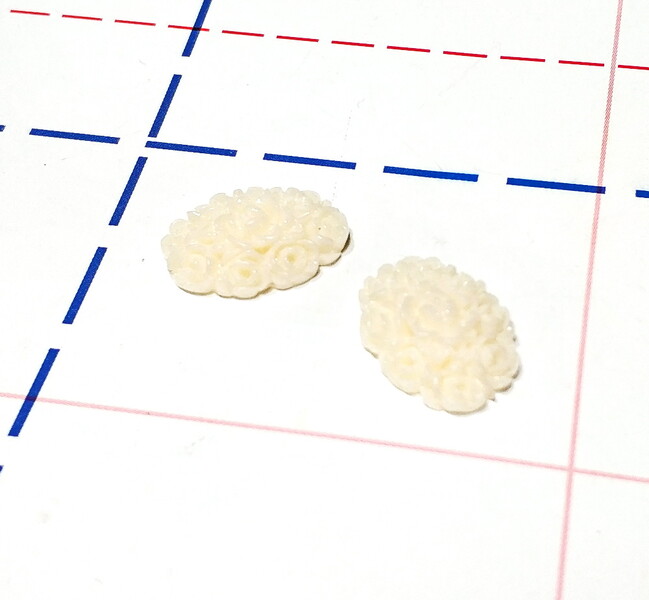 212 Кабошон Букет роз 13*18 мм Молочный