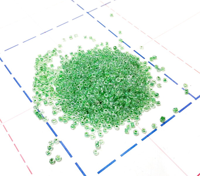 2207 Бисер р.12 50гр (+-1гр) Прозрачный перламутровый с цветной серединой