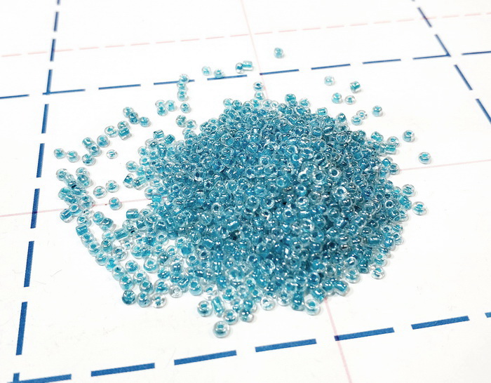 2208 Бисер р.12 50гр (+-1гр) Прозрачный перламутровый с цветной серединой