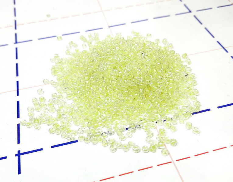 2215 Бисер р.12 50гр (+-1гр) Прозрачный перламутровый с цветной серединой