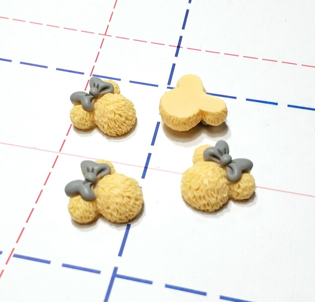 238 Кабошон Микки 20 мм желтый