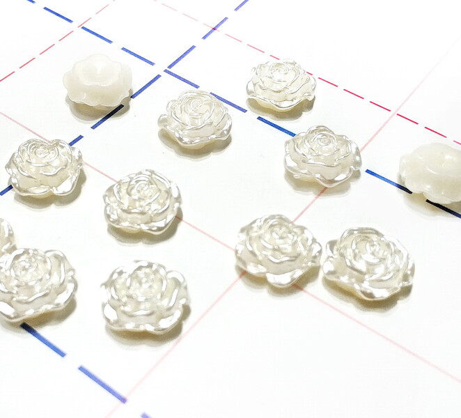 281 Кабошон Розочка 16 мм молочный