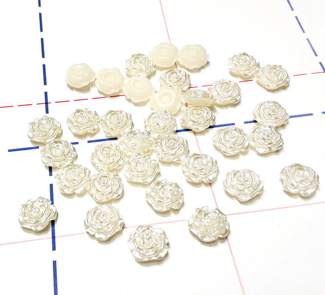 283 Кабошон Розочка 12 мм молочный