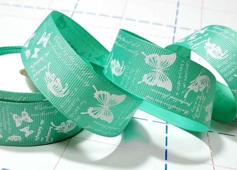 289 25мм Репсовая лента с рисунком 23м (+-1м) Бабочки-надписи Мятный/белый