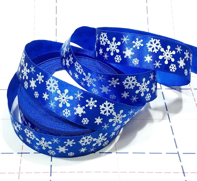 290 Лента атласная 25мм с рисунком 23м/боб (+-1м) Снежинки синий