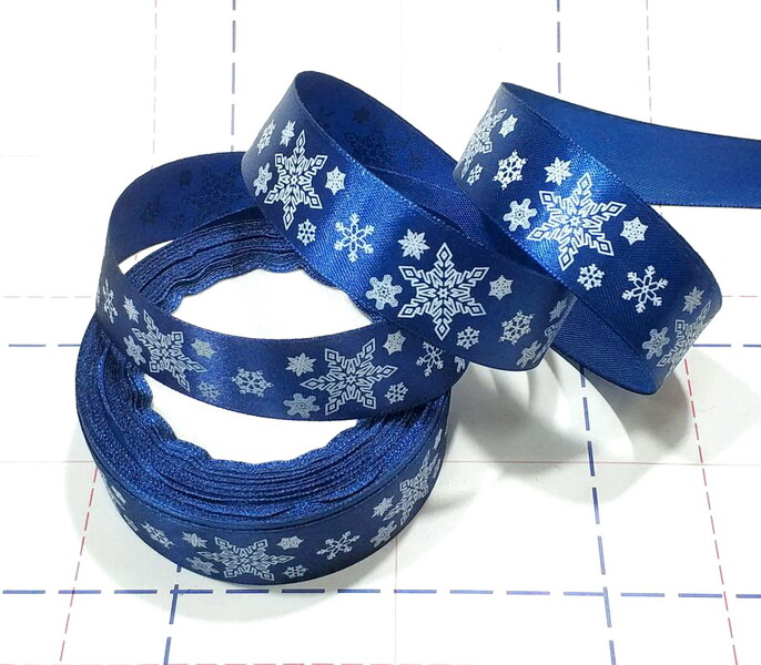 291 Лента атласная 25мм с рисунком 23м/боб (+-1м) Снежинки темно-синий