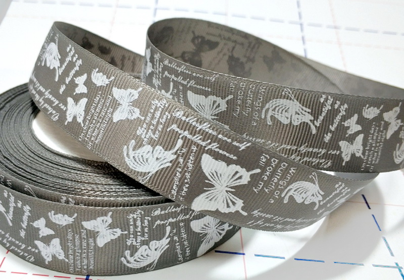 321 25мм Репсовая лента с рисунком 23м (+-1м) Бабочки-надписи Темно-серый/белый