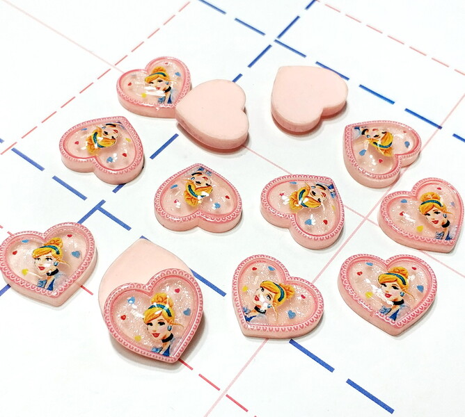 331 Кабошон Сердце с принцессой 18*20 мм персиковый