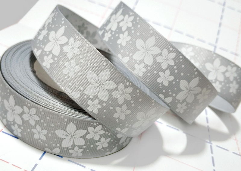 334 25мм Репсовая лента с рисунком 23м (+-1м) Цветы Серый/белый
