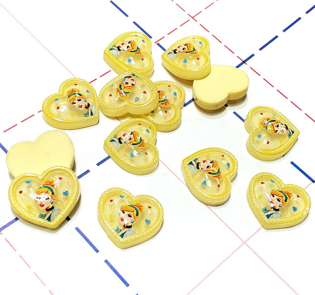 334 Кабошон Сердце с принцессой 18*20 мм желтый