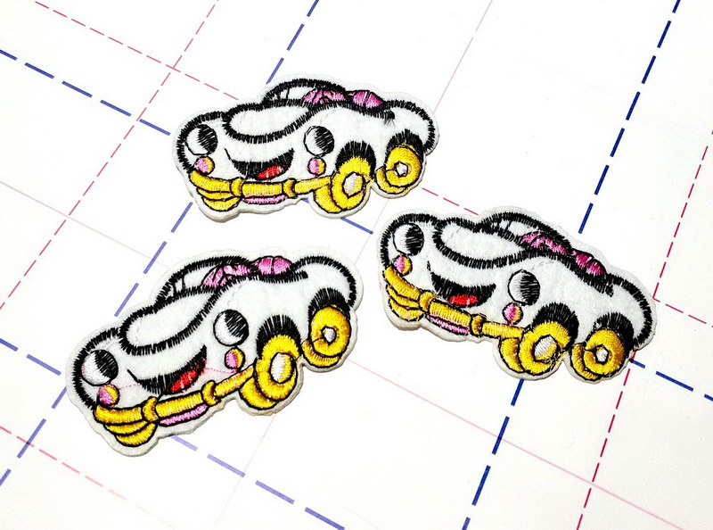 339 Термоаппликация 7,5*4,5см Тачка белый