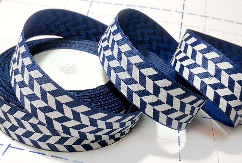 360 25мм Репсовая лента с рисунком 23м (+-1м) Геометрия Темно-синий/белый