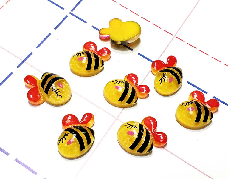 036 Кабошон Пчелка 15*20 мм