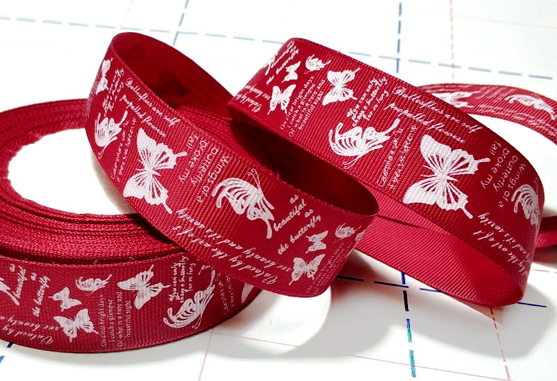 374 25мм Репсовая лента с рисунком 23м (+-1м) Бабочки-надписи Бордовый/белый