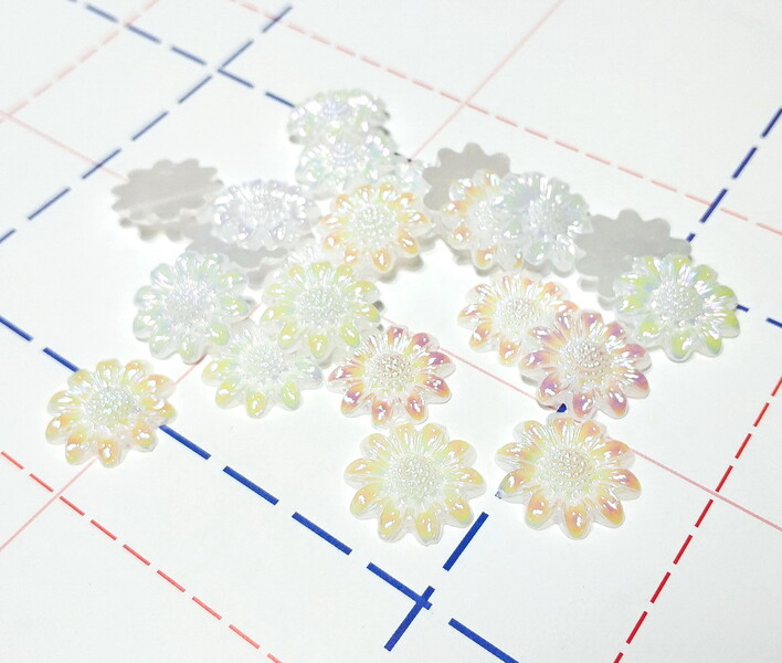 426 Кабошон Ромашка перламутр 20 мм белый