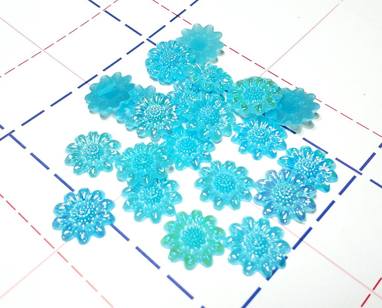 429 Кабошон Ромашка перламутр 20 мм голубой