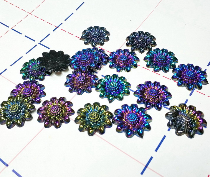 434 Кабошон Ромашка перламутр 20 мм черный