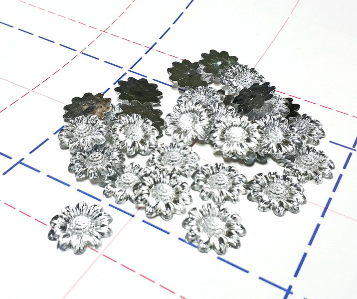 435 Кабошон Ромашка прозрачная 20 мм серебро