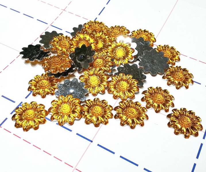 436 Кабошон Ромашка прозрачная 20 мм золото