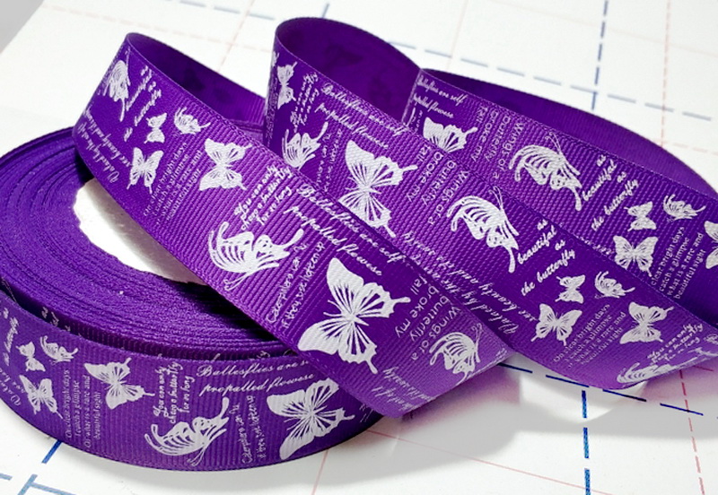481 25мм Репсовая лента с рисунком 23м (+-1м) Бабочки-надписи Фиолетовый/белый