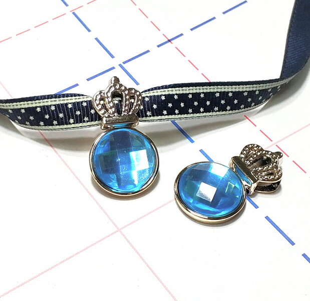 483 Кабошон-подвеска Корона 30*18 мм голубой