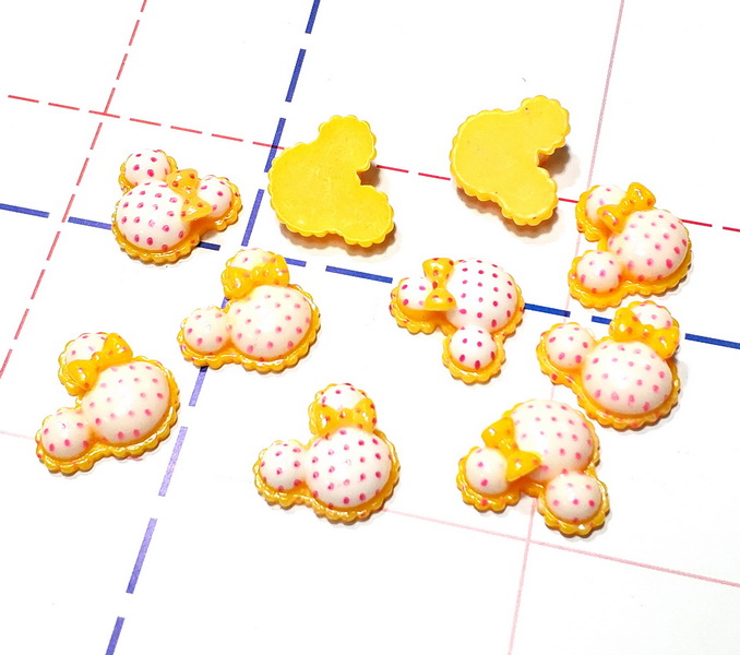 070 Кабошон Микки 16*20 мм белый/желтый