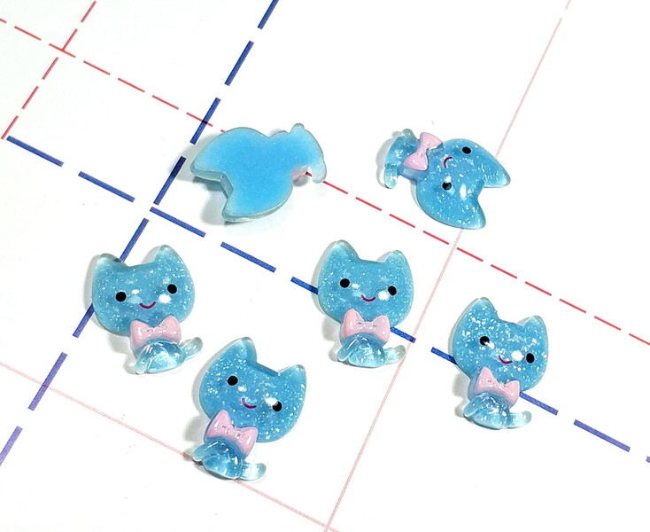 083 Кабошон Кошечка 20*15 мм голубой