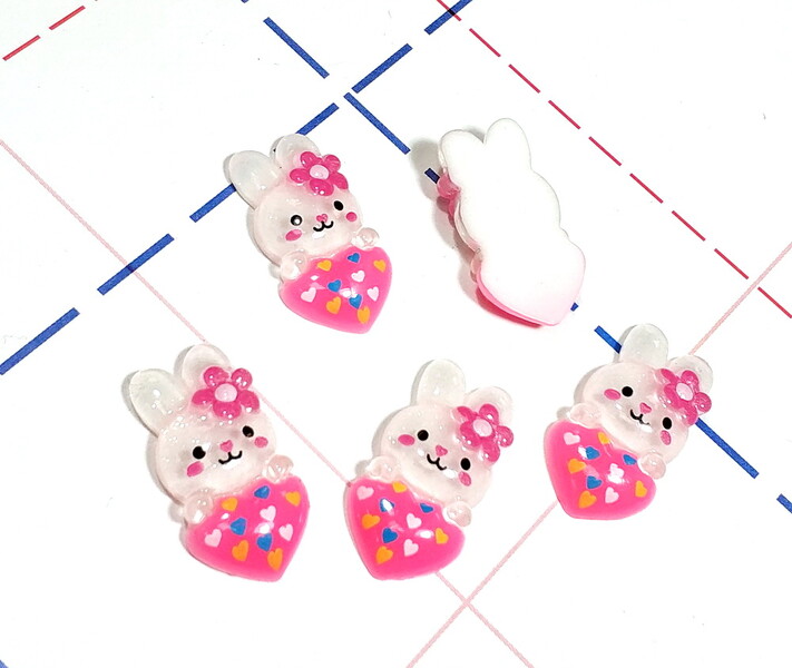 090 Кабошон Зайчик с сердцем 25*13 мм белый