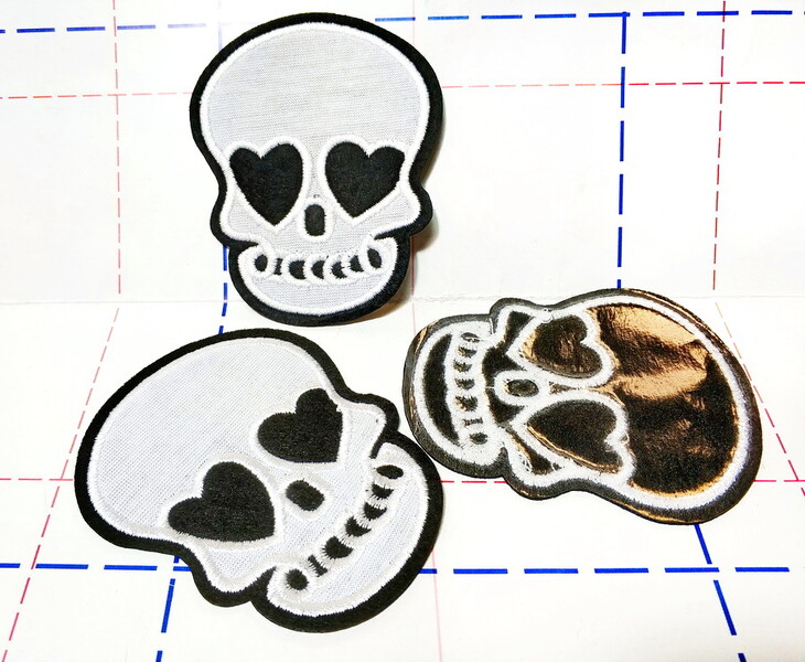 096 Термоаппликация 7,7*6,2 см Череп с сердечками