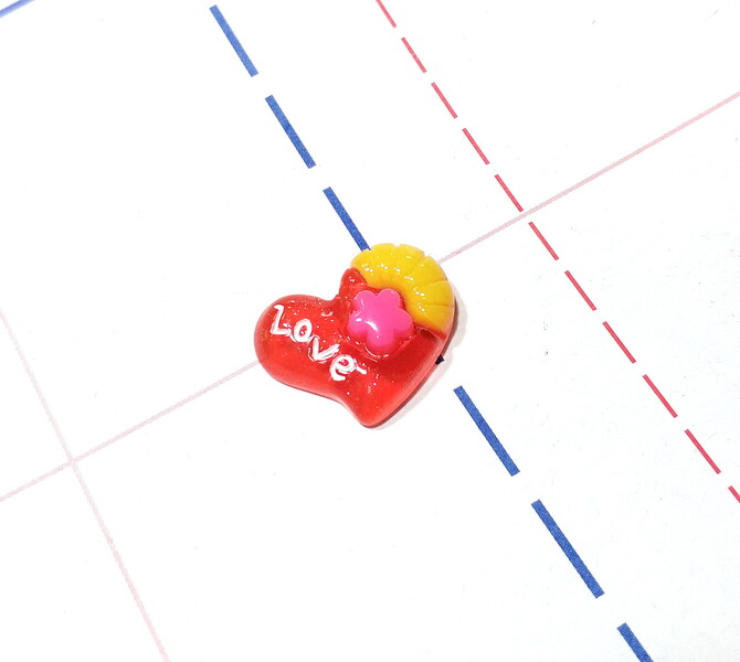 402 Кабошон Сердечко с блестками 21*16 мм красный