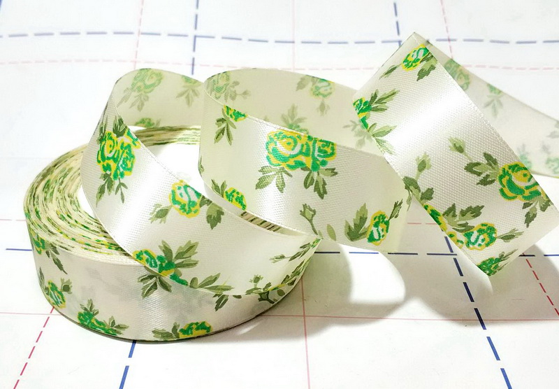 202 Лента атласная 25мм с рисунком 23м/боб (+-1м) Лужок