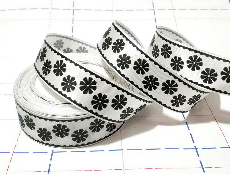 209 Лента атласная 25мм с рисунком 23м/боб (+-1м) Цветы черный