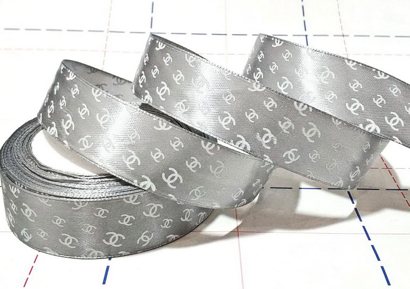 219 Лента атласная 25мм с рисунком 18,3м/боб (+-1м) Шанель серый/белый