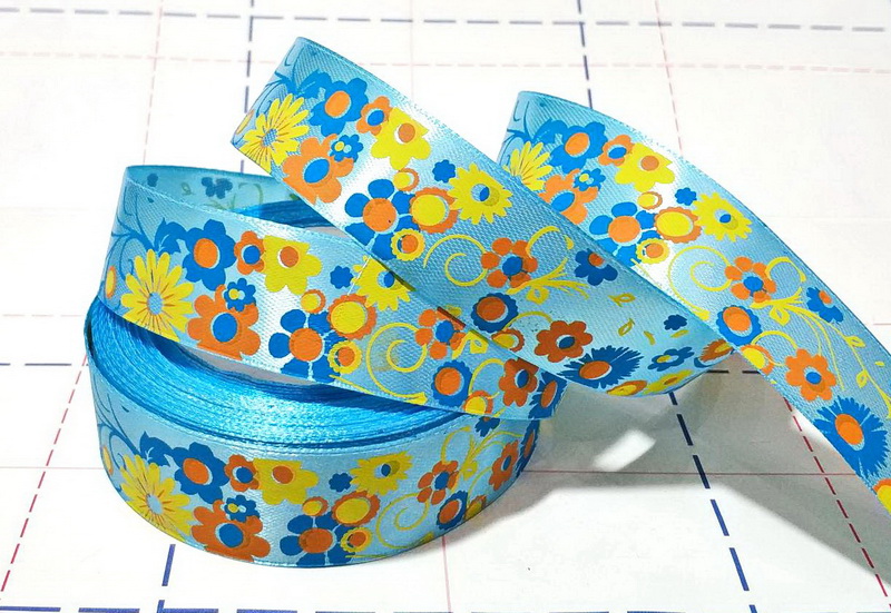 233 Лента атласная 25мм с рисунком 23м/боб (+-1м) Цветы голубой