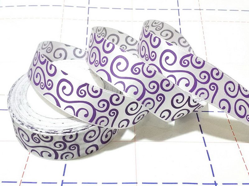 256 Лента атласная 25мм с рисунком 23м/боб (+-1м) Витушки белый/сиреневый