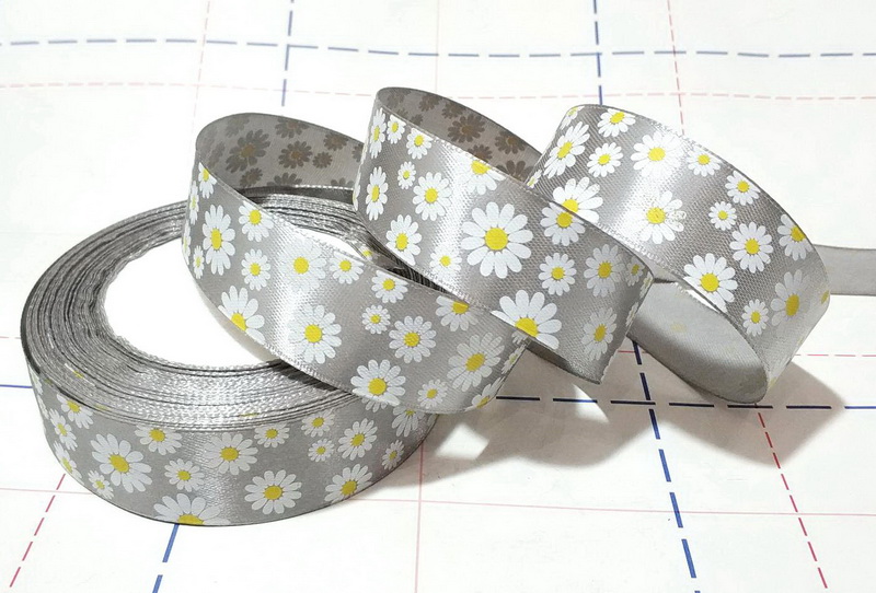 260 Лента атласная 25мм с рисунком 23м/боб (+-1м) Ромашки серый