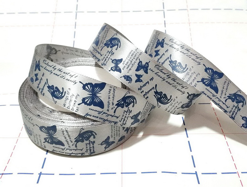 263 Лента атласная 25мм с рисунком 23м/боб (+-1м) Бабочки-надписи серый/синий